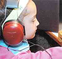 Tratamiento base. Una cabina sonoamortiguada donde se realizan pruebas audiométricas para chicos.