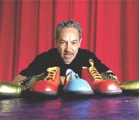 Juan Clodomiro (55) un nombre acorde con el giro que tomó su oficio y que lo convirtió en artífice de zapatos de payaso.
