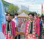Cientos de fieles en su mayoría pertenecientes a la comunidad boliviana desfilaron por las calles de la ciudad de Puerto Deseado con trajes típicos en honor a la Virgen de Copacabana.
