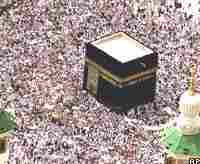 Los musulmanes de todo el mundo dirigen sus oraciones hacia La Kaaba.