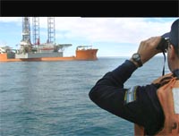 Personal de la Prefectura Caleta Olivia supervisó las condiciones de seguridad en torno al buque que transporta la plataforma petrolera.