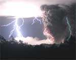 Foto UPI. Tormenta eléctrica en plena erupción del Volcán Chaitén.