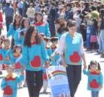 Primero los niños. Iniciaron el desfile los más pequeños de los jardines de infantes y maternales, acompañados por sus maestras.