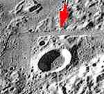 Los eruditos no pueden explicar esta franja ancha en la Luna, que se parece a una franja de despegue y alunizaje.