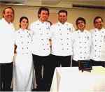 Los chefs Pablo Soto, Jorge Sánchez Cruz, Carolina De Brito, Matías García Nouche y Miguel Veliz -encargados de la cocina en el Austral Hotel-; junto a Joan Coll.