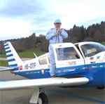 El aventurero suizo con su Piper Comanche 260C al iniciar su viaje el 11 de noviembre de 2006.