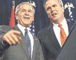 John Ellis «Jeb» Bush, ex gobernador de Florida y su hermano el actual presidente de Estados Unidos, George W. Bush.