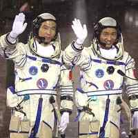 El astronauta chino Zhai Zhigang y su compañero Liu Boming.