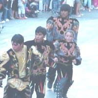 Integrantes de la colectividad boliviana participando en el carnaval comodorense.