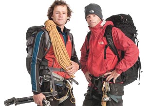 Los Benegas con parte de su equipo de escalar. Ahora están en el Everest, una montaña que Willie ya ascendió 10 veces Foto: LA NACION   /  Graciela Calabrese.