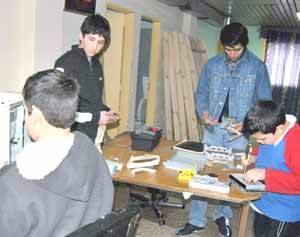 El proyecto capacita a jóvenes en el armado y programación de computadoras que luego son donadas a diferentes instituciones y personas.