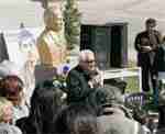La comunidad de barrio Ceferino brindó su homenaje al beato ayer, al pie del busto de Rivadavia y Kennedy.