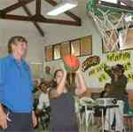 Ricardo Molinari enseñando a una de las chicas cómo lanzar al aro.