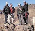 Los cuatro aventureros sobre la cumbre.