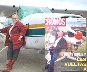Se encuentra apoyada en un avión de la época. La imagen pertenece a una vieja revista colombiana que por esos años entrevistó a Angelika Helberger Frobenius, la primera piloto de jets del continente americano.