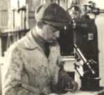 Luis Ernesto Ruata en el laboratorio de Comodoro Rivadavia -Septiembre 1922-.