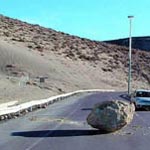 El desprendimiento de una gran roca del cerro Chenque, producido el miércoles, no es más que una de las muchas señales que da el suelo en distintos puntos de la ciudad.