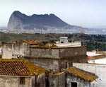 Al fondo de la imagen se aprecia el Peñón de Gibraltar.