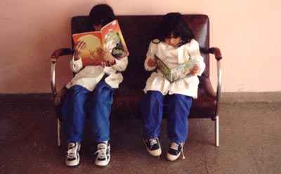 Alumnos leyendo, Noelia Rodríguez y Gisela Olivero.